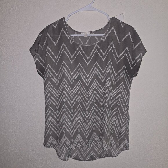 Charming Charlies sz Small Sort Sleeve Chevron Top - Picture 1 of 3